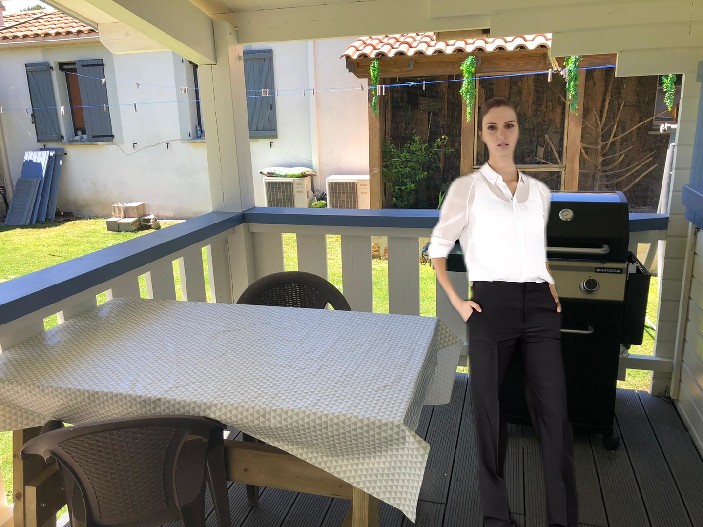 Host che dà un caloroso benvenuto e presenta l’accogliente chalet La Lavande, ideale per relax e privacy